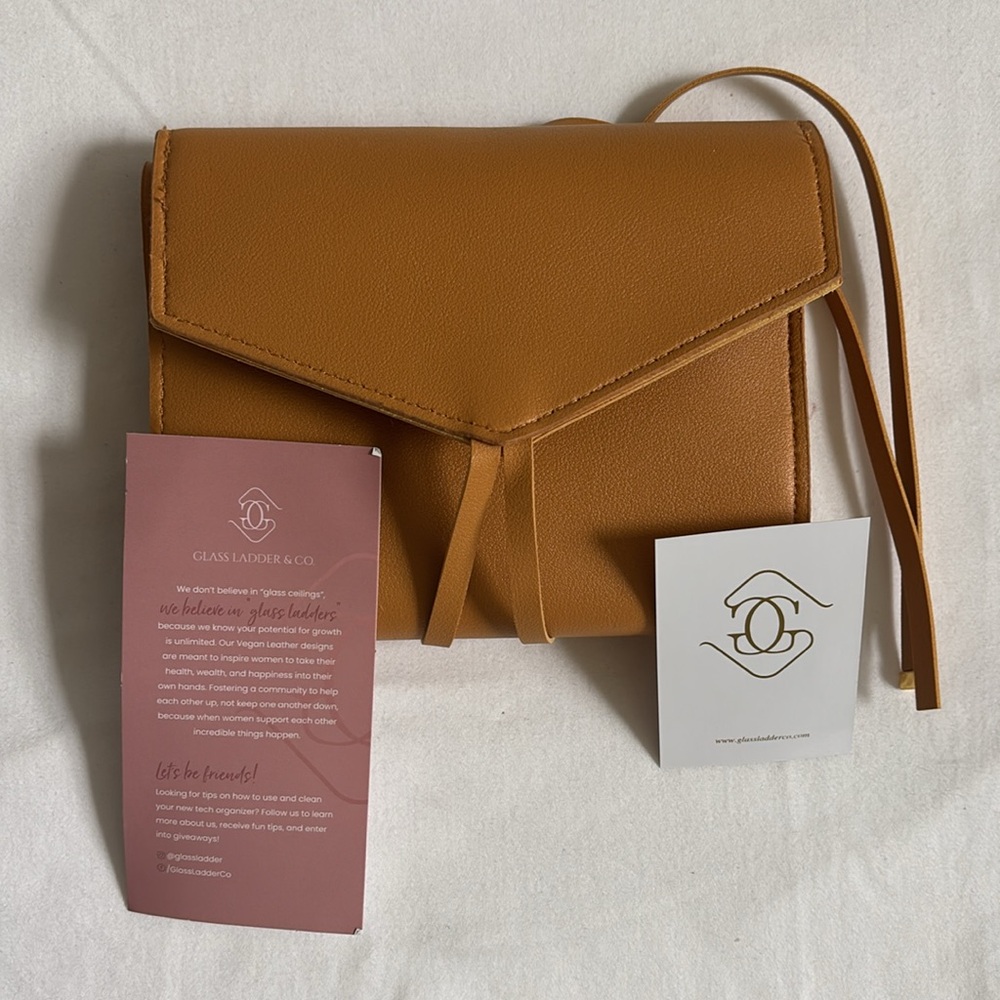 New with tags Glass Ladder & Co vegan leather tech organizer roll in Honey